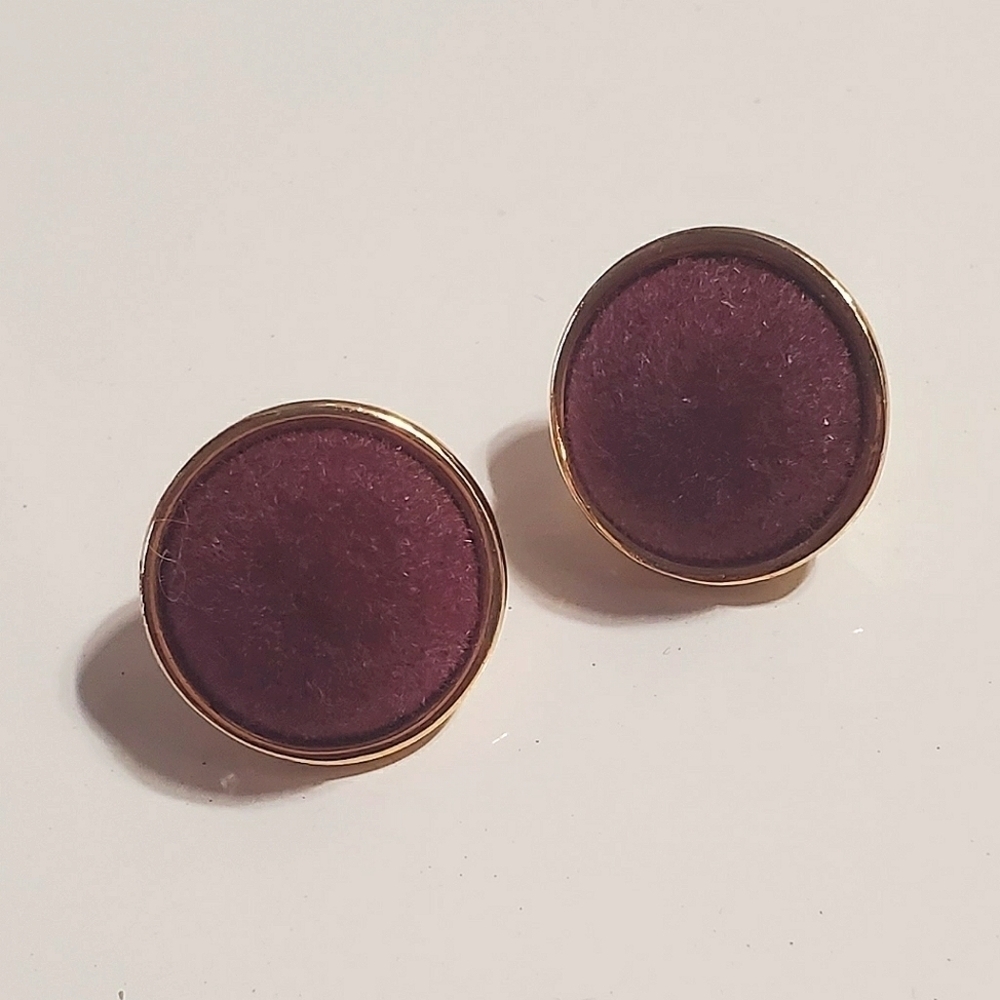 4/20 Velvet Stud Earrings. 🌴